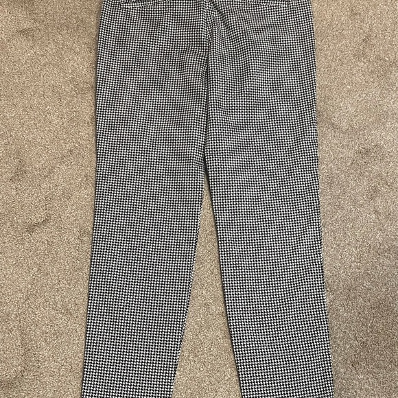 Women’s Old Navy Mid-rise Pixie Pants - Picture 3 of 6